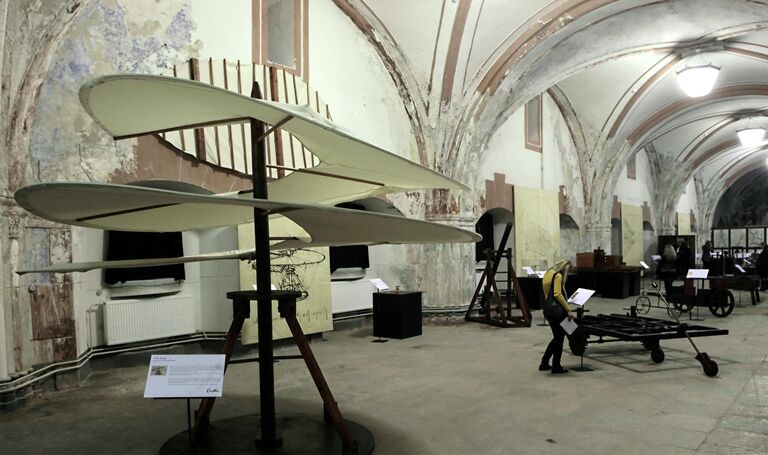 Прототип геликоптера на выставке Гений да Винчи в музее Артилерии и инженерных войск в Санкт-Петербурге. Прототип геликоптера на выставке Гений да Винчи в музее Артилерии и инженерных войск в Санкт-Петербурге.