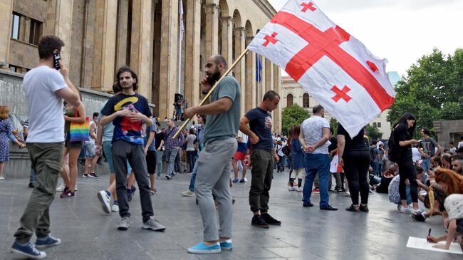 Участники акции протеста у здания парламента Грузии в Тбилиси. 25 июня 2019