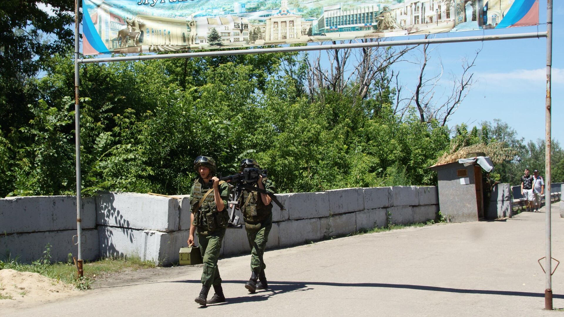 Военнослужащие ЛНР в районе пропускного пункта Станица Луганская, куда прбыли представители ОБСЕ для наблюдения за первым этапом отвода украинских подразделений - РИА Новости, 1920, 14.03.2021