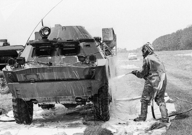 Военная техника, работающая в зоне Чернобыльской катастрофы, проходит дезактивацию на специально созданном пункте 