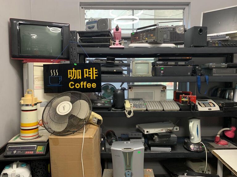 Старая бытовая техника в комнате ярости Старая бытовая техника в комнате ярости