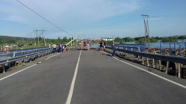 Разрушенная дорога в подтопленном городе Тулуне Иркутской области