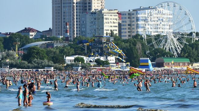 Отдыхающие на одном из пляжей в Анапе