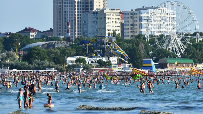 Отдыхающие на одном из пляжей в Анапе