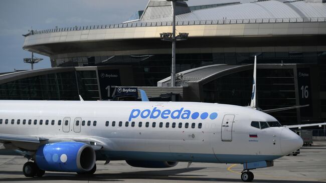 Cамолет Boeing 737-800 авиакомпании Pobeda в аэропорту Внуково имени А. Н. Туполева