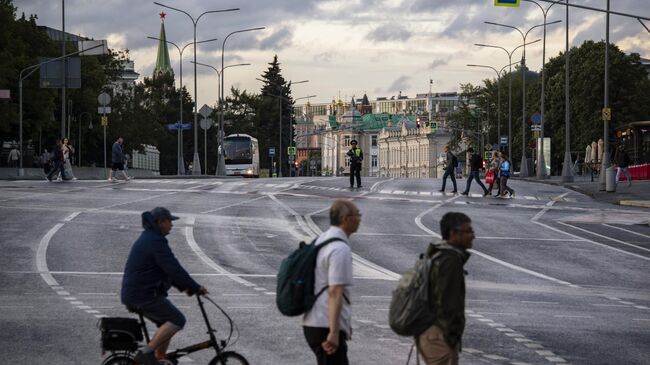 Пешеходы переходят улицу Волхонка в Москве