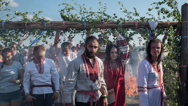 Участники празднования Купалы в общине родноверов в Калужской области