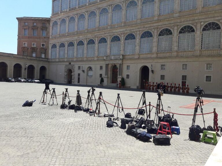 Аппаратура журналистов на площади в Ватикане. В ожидании прибытия президента РФ Владимира Путина. Аппаратура журналистов на площади в Ватикане. В ожидании прибытия президента РФ Владимира Путина.