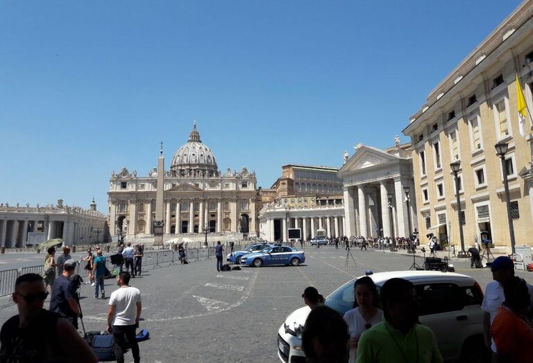 Президентский пул журналистов в Ватикане перед прибытием в Апостольский дворец президента РФ Владимира Путина. Президентский пул журналистов в Ватикане перед прибытием в Апостольский дворец президента РФ Владимира Путина.