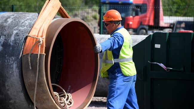 Рабочий на участке строительства газопровода Северный поток-2 в Ленинградской области