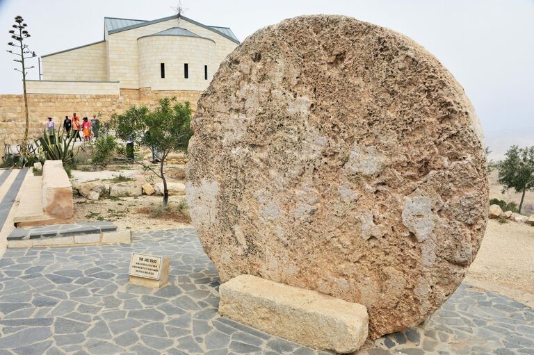 Круглый камень на горе Небо в Мадабе (Иордания) Круглый камень на горе Небо в Мадабе (Иордания)