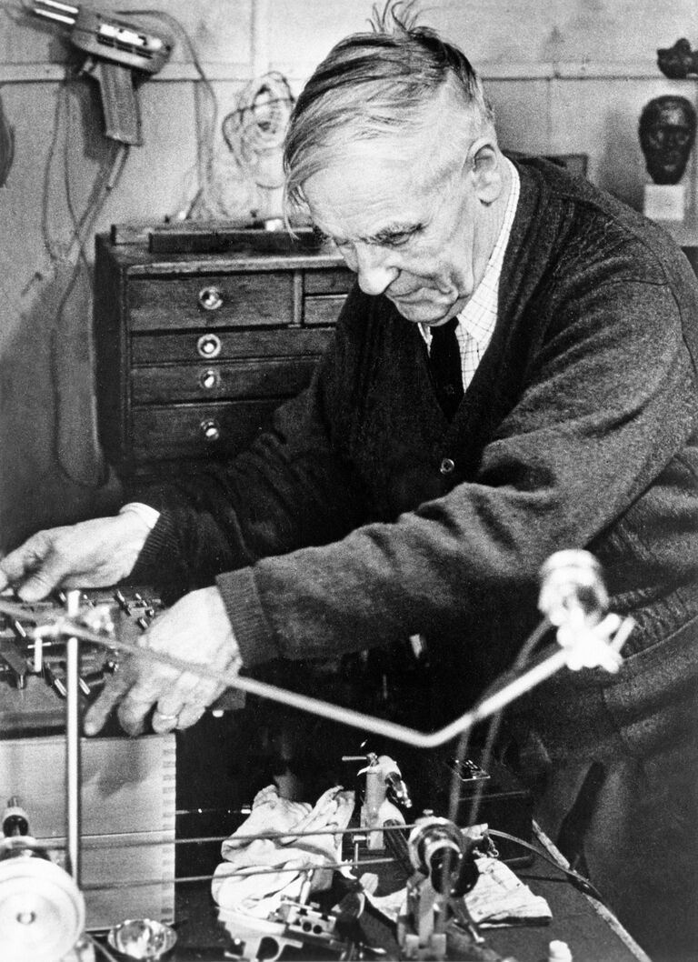 Выдающийся ученый-физик Петр Леонидович Капица в мастерской на даче Выдающийся ученый-физик Петр Леонидович Капица в мастерской на даче