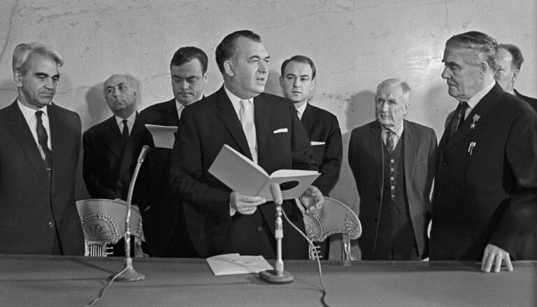 Вручение Международной золотой медали Нильса Бора советскому физику Петру Капице (крайний справа) Вручение Международной золотой медали Нильса Бора советскому физику Петру Капице (крайний справа)