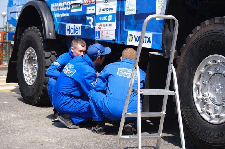 Команда КАМАЗа готовит машину к гонке, ралли Шелковый путь-2019