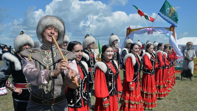 Выступление артистов из Республики Башкортостан на национально-культурном празднике Сабантуй на территории города Троицка в Челябинской области. 6 июля 2019