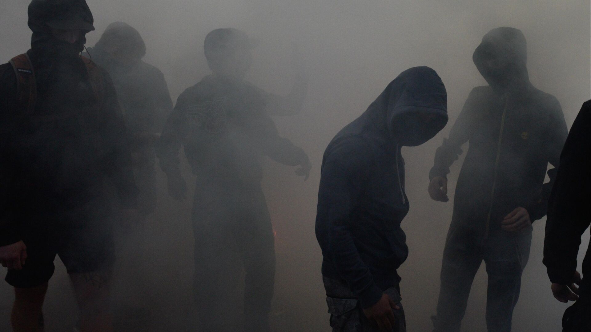 Участники акции протеста у офиса телеканала NewsOne против телемоста между российским каналом Россия 1 и украинским каналом NewsOne - РИА Новости, 1920, 17.02.2026