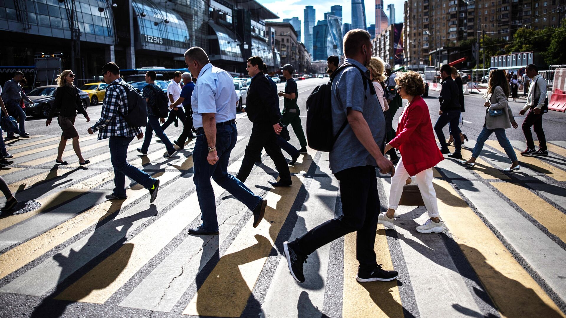 Люди переходят дорогу в районе Киевского вокзала в Москве - РИА Новости, 1920, 16.08.2025