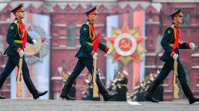 Военнослужащие почетного караула на военном параде на Красной площади