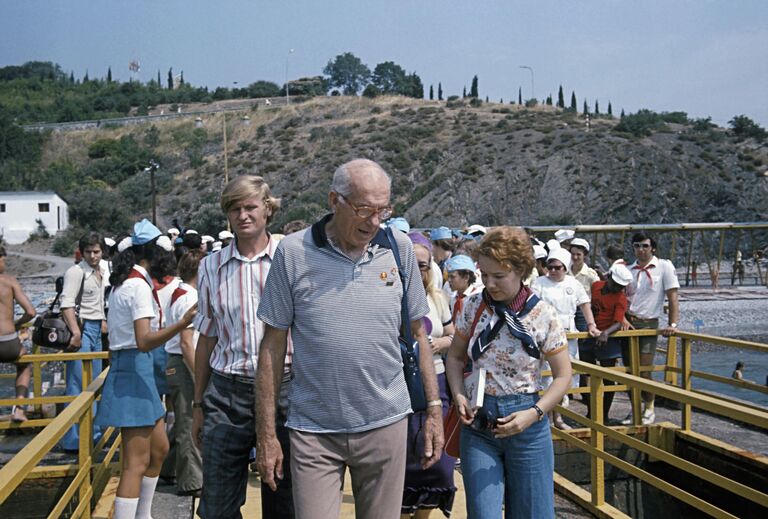 Американский доктор-педагог Бенджамин Спок в пионерском лагере Артек Американский доктор-педагог Бенджамин Спок в пионерском лагере Артек