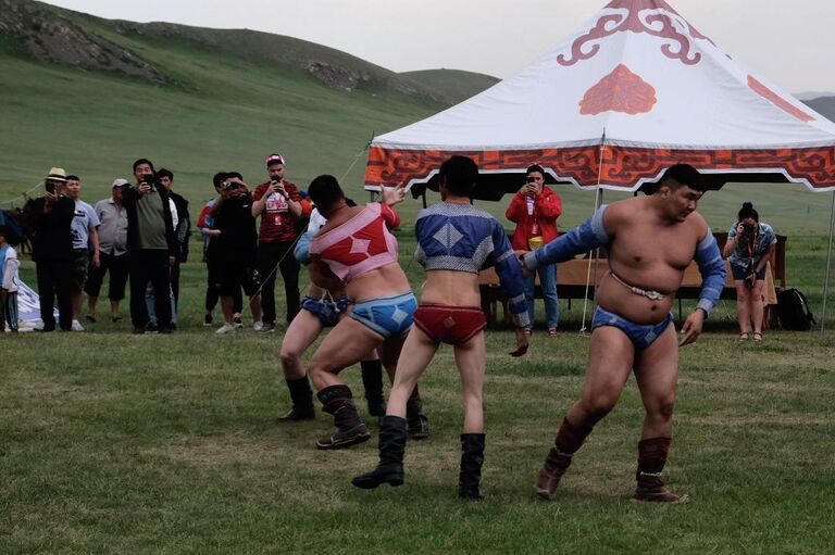 Монгольский рестлинг. От обычного отличается тем, что в нём нет весовых ограничений Монгольский рестлинг. От обычного отличается тем, что в нём нет весовых ограничений