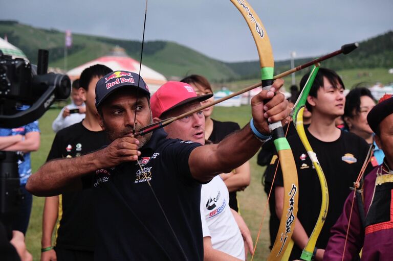 Гонщику Нассеру предложили попробовать сделать выстрел из лука, он согласился Гонщику Нассеру предложили попробовать сделать выстрел из лука, он согласился