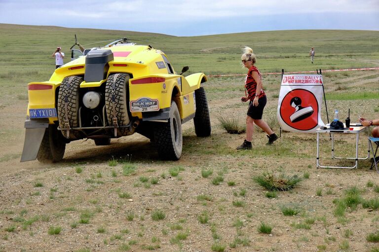 На каждом чек-пойнте маршрута гонщики должны получить специальную отметку о прохождении. Все происходит очень быстро На каждом чек-пойнте маршрута гонщики должны получить специальную отметку о прохождении. Все происходит очень быстро