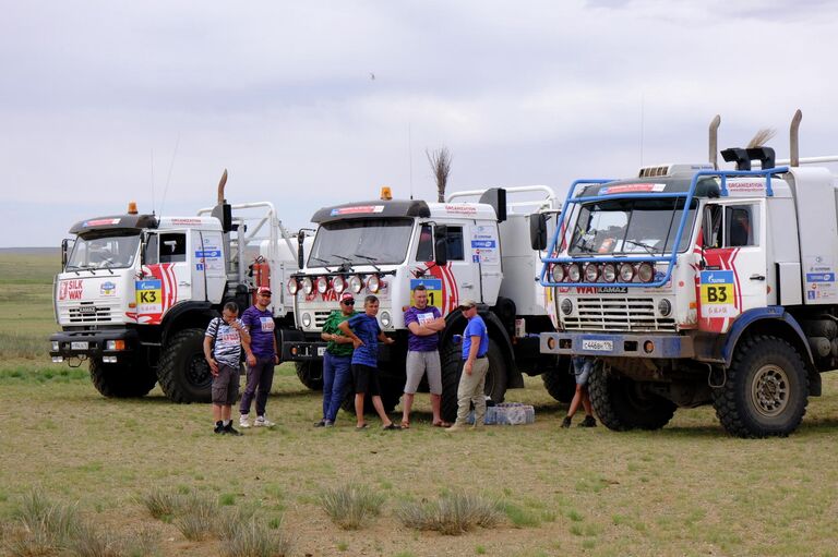 Машины-эвакуаторы, стоят на каждом этапе маршрута заезда, на случай, если машина сойдёт с дистанции по техническим причинам. На местном сленге их называют - метелками. Машины-эвакуаторы, стоят на каждом этапе маршрута заезда, на случай, если машина сойдёт с дистанции по техническим причинам. На местном сленге их называют - метелками.
