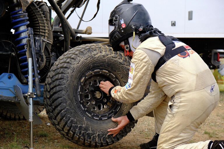 Сергей Карякин решил перестраховаться и поменять колесо. Гонщики заметили грыжу после первого этапа Сергей Карякин решил перестраховаться и поменять колесо. Гонщики заметили грыжу после первого этапа
