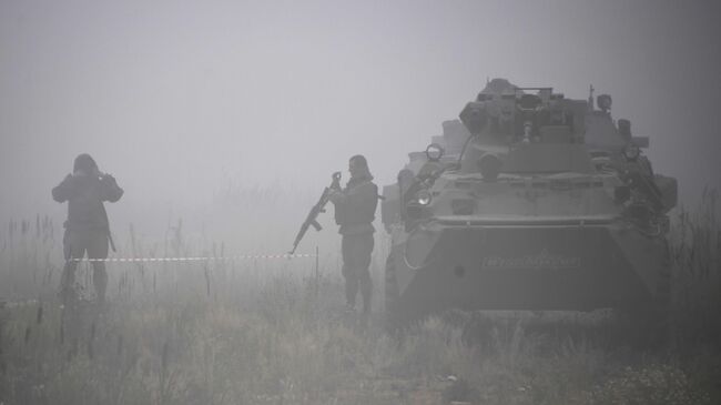 Участники Всероссийской военно-спортивной игры Победа-2019 рядом с бронетранспортёром БТР-82 