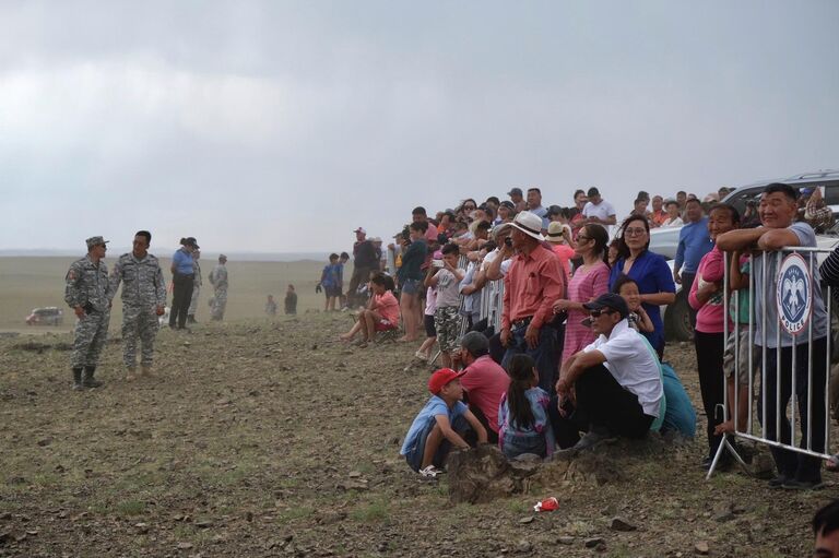 Полицейские и военные четко следят, чтобы никто не приближался к трассе Полицейские и военные четко следят, чтобы никто не приближался к трассе