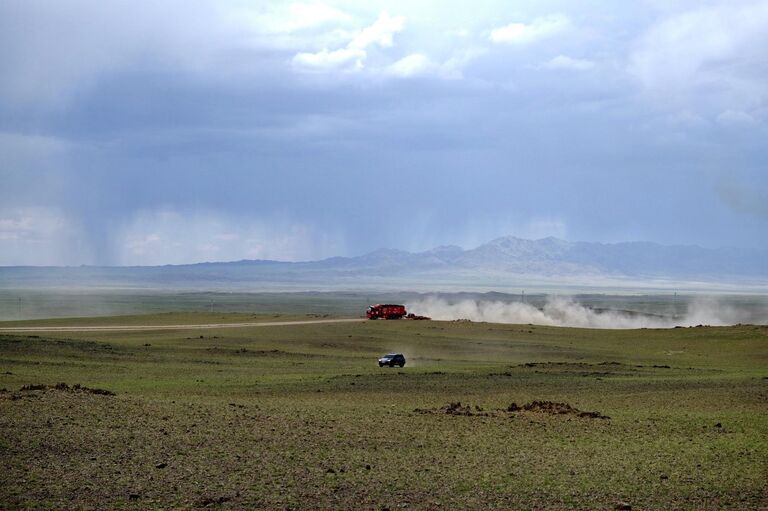 Техничка МАЗа, спешит на бивуак, чтобы начать ремонт грузовика сразу после финиша этапа Техничка МАЗа, спешит на бивуак, чтобы начать ремонт грузовика сразу после финиша этапа