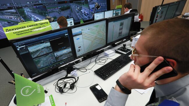 Сотрудники ситуационного Центра организации дорожного движения  в Москве