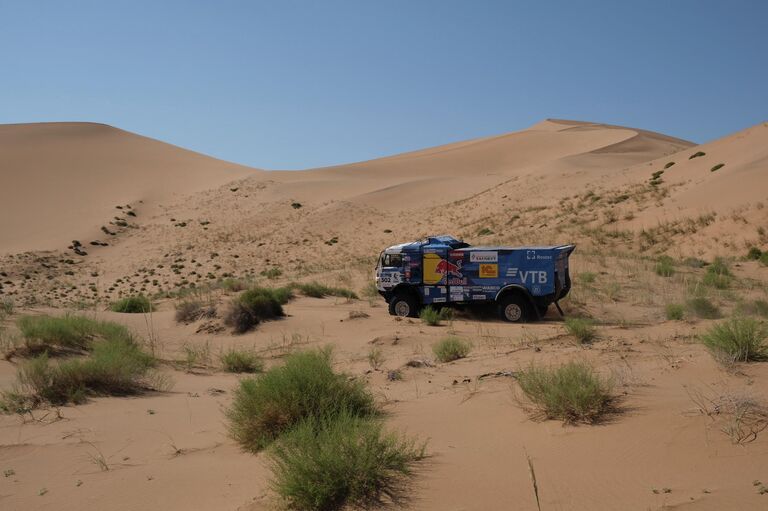 Одним из первых грузовиков на точке стал КАМАЗ, громогласно преодолел холмистый участок и умчал вдаль Одним из первых грузовиков на точке стал КАМАЗ, громогласно преодолел холмистый участок и умчал вдаль