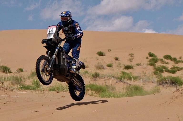 Французский мотогонщик пытается нагнать соперников и первым оказаться на финише Французский мотогонщик пытается нагнать соперников и первым оказаться на финише