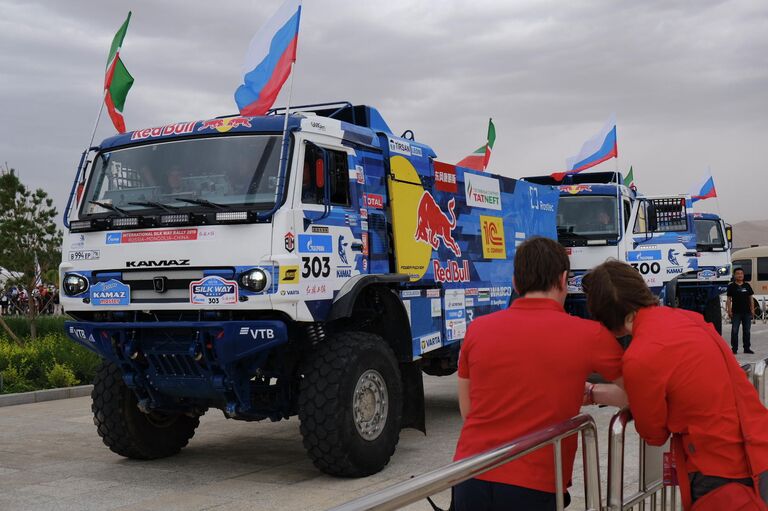 КАМАЗЫ ожидают своей очереди заехать на подиум КАМАЗЫ ожидают своей очереди заехать на подиум
