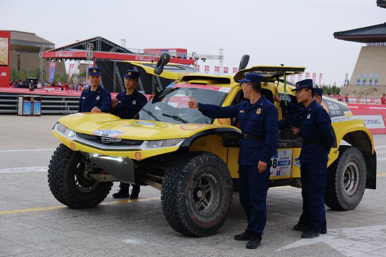 Китайские полицеские оставили пост ради фотографии с обладателями второго места - китайскими гонщиками Китайские полицеские оставили пост ради фотографии с обладателями второго места - китайскими гонщиками