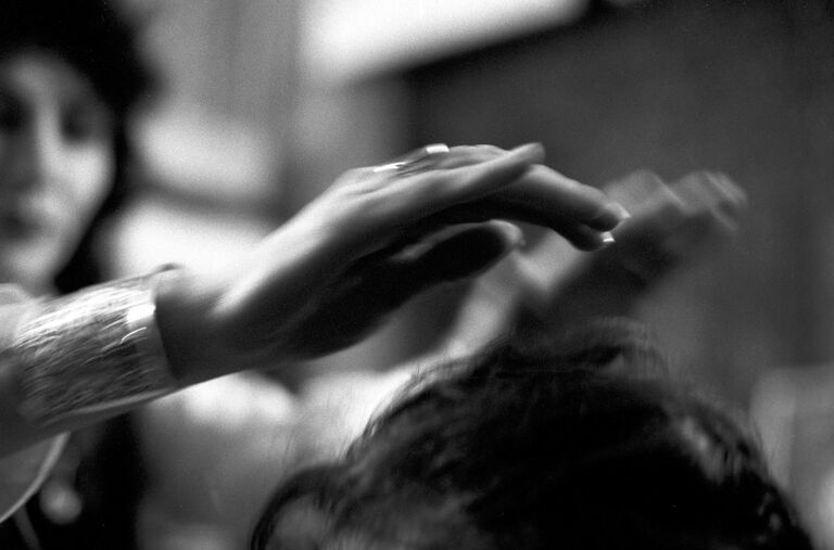 Руки экстрасенса Джуны (Евгения Давиташвили) во время сеанса