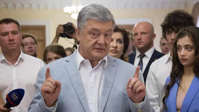 Экс-президент Украины Петр Порошенко общается с журналистами на избирательном участке в Киеве
