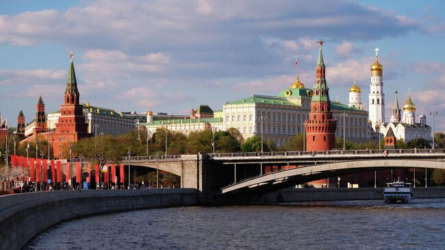 Большой Каменный мост через Москву-реку и Московский Кремль