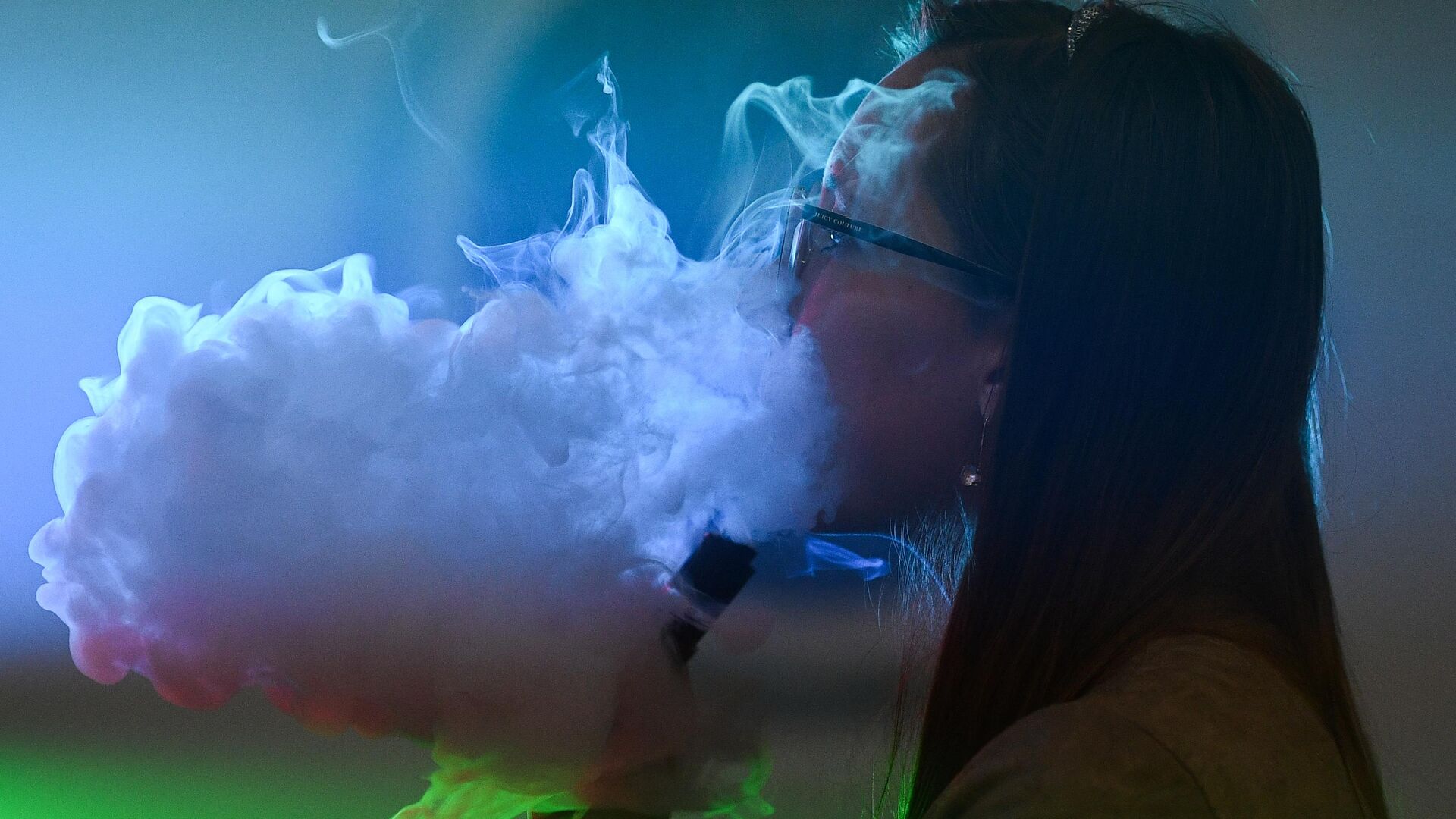 Участница на специализированной выставке vape-индустрии - РИА Новости, 1920, 30.04.2026