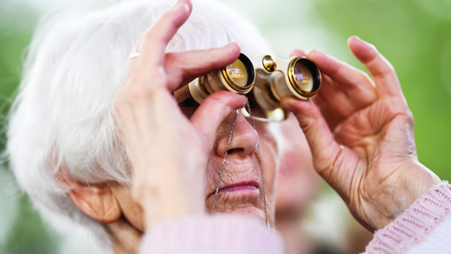 Женщина наблюдает за участниками танцевального марафона Московское долголетие в парке Сокольники в Москве - РИА Новости, 1920, 02.09.2025