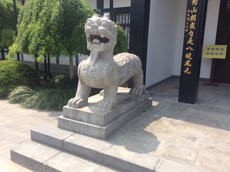 Каменный лев, охраняющий вход в дом