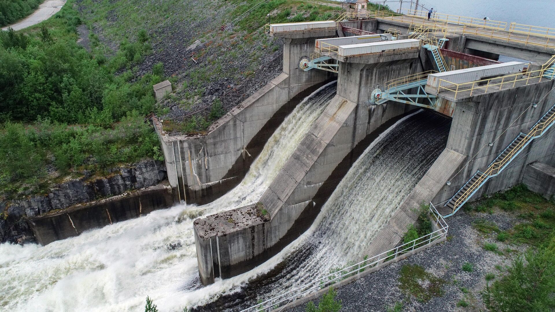 Холостые сбросы воды на Верхне-Туломском водохранилище в Мурманской области - РИА Новости, 1920, 18.02.2021