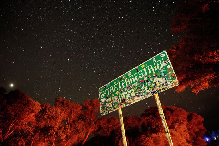 Указатель на трассе 375 (шоссе НЛО), ведущей к Зоне 51 в Неваде, США Указатель на трассе 375 (шоссе НЛО), ведущей к Зоне 51 в Неваде, США