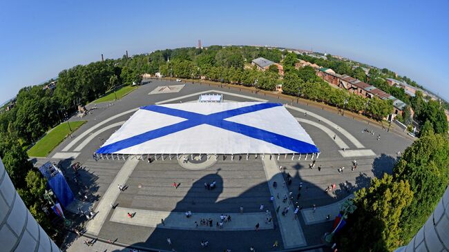 Моряки развернули самый большой в мире Андреевский флаг на Якорной площади в Кронштадте. 27 июля 2019