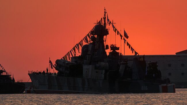 Малый ракетный корабль (МРК) на воздушной подушке Самум в бухте Севастополя