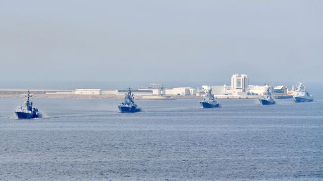 Корабли Военно-Морского флота РФ на главном военно-морском параде, посвященном Дню ВМФ, в Кронштадте