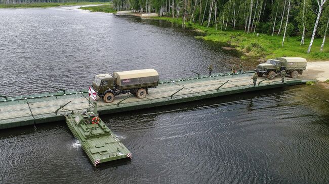 Форсирование водной преграды с помощью понтонно-мостовой переправы