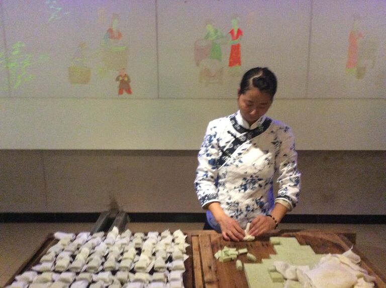 Сотрудница завода по производству тофу