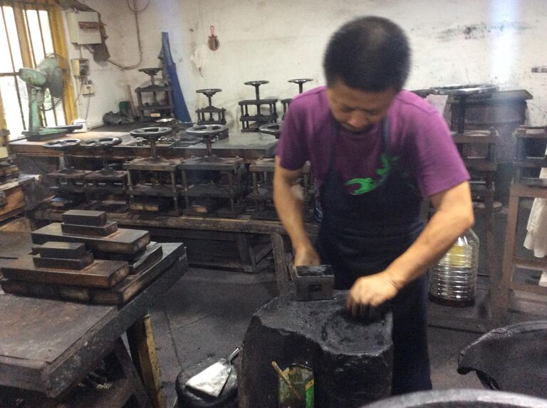 В одном из цехов завода по производству туши в городе Хуаншань